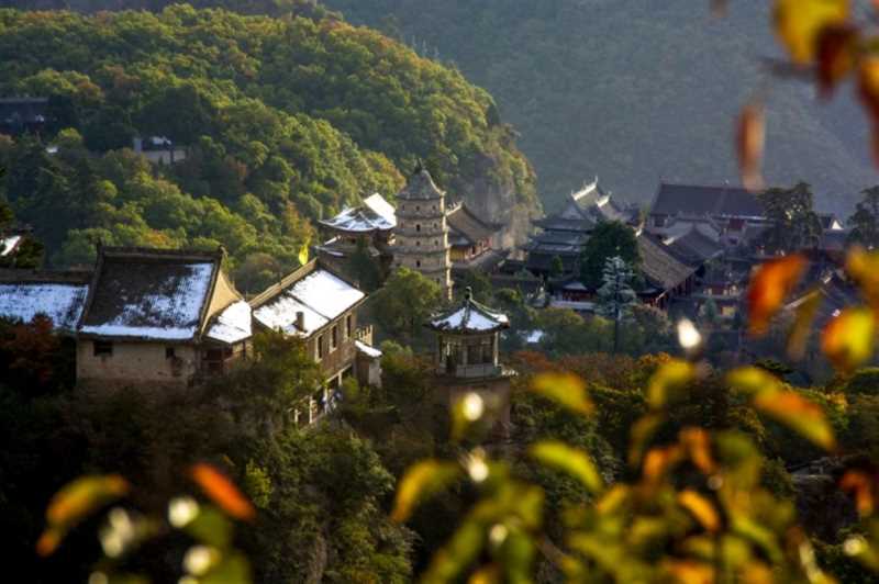 C:\Users\Administrator\Desktop\崆峒山照片素材\《禅院秋色》-甘肃平凉崆峒山+徐振华+13993350918.jpg