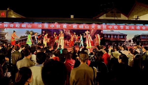 中秋佳节 崆峒山景区频频受宠 文明出游已然成风