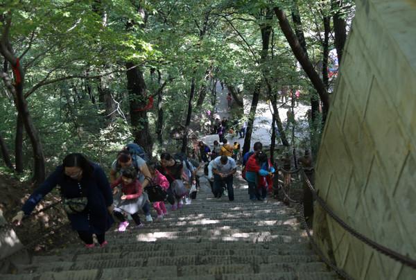 中秋佳节 崆峒山景区频频受宠 文明出游已然成风