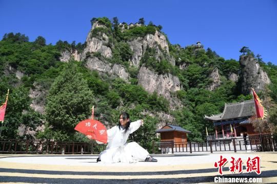 图为崆峒山下武术爱好者练功。　徐振华 摄
