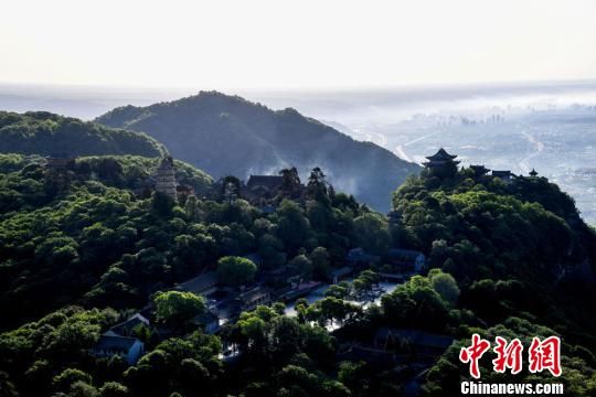 图为雨后崆峒山现云海。　徐振华 摄