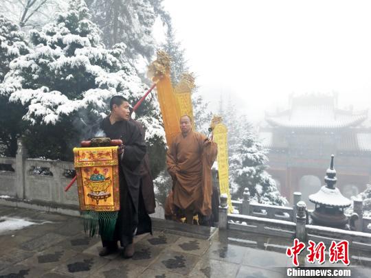 图为僧人举行祈福活动。徐振华摄