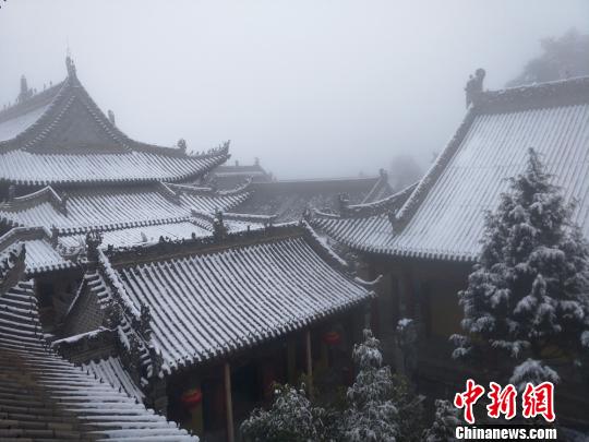 图为雪后的古刹。徐振华摄
