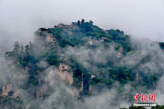 座座山峰层峦叠嶂，庙宇置身云雾之中，仿佛云端里的仙居。